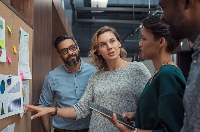 Team diskutiert Projekt Büro.